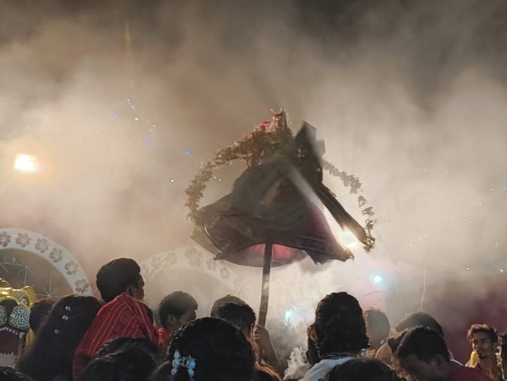 ବାର ପର୍ବତର ଅଧିଶ୍ୱରୀ ଓ ତାର ସେବକଙ୍କ କଥା